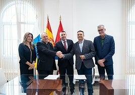 Firmas para acabar la residencia de mayores en Altavista