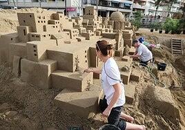 La 20ª edición del belén de arena llega con retraso a Las Canteras