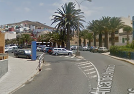 Muere un motorista tras tras perder el control y colisionar con un coche estacionado en Gáldar