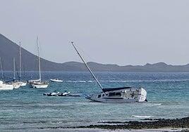 Un velero fondeado en Corralejo acaba contra las rocas frente a la isla de Lobos