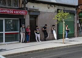 La parada de Guaguas en la calle Gordillo, más de un año sin bancos ni sombra