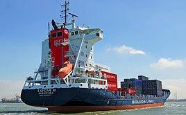 La carga de alimentos a Canarias llega en su práctica totalidad en buques de bandera extranjera