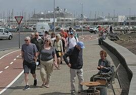 Más viajeros en el aeropuerto y en las aguas de Arrecife