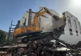 Comienza el derribo de los antiguos salones parroquiales de la iglesia de Santa Lucía