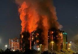 Al menos 44 muertos y 279 desaparecidos en un devastador incendio en Hong Kong