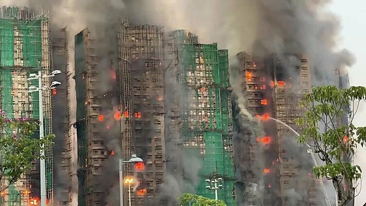 Un enorme incendio calcina varios pisos en Hong Kong y deja al menos 4 muertos