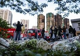 Las víctimas mortales del devastador incendio de Hong Kong ascienden a 128