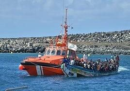 Salvamento Marítimo rescata en El Hierro a 403 migrantes en dos cayucos