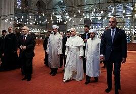 El Papa sorprende al no querer rezar durante su visita a la Mezquita Azul de Estambul