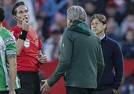 El Betis asalta el Pizjuán en un derbi interrumpido por incidentes de público