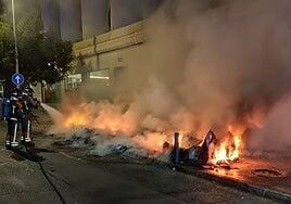 La quema de varios contenedores provoca el caos en Arrecife durante la pasada noche