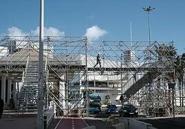 Instalan una pasarela elevada de 75 metros sin avisar en Las Palmas de Gran Canaria por Navidad
