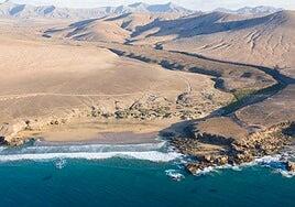 El Ayuntamiento limpia la costa, de Jarugo a Los Molinos