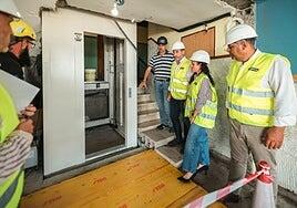 La instalación de ascensores marca un hito en la rehabilitación de Santa Águeda, en El Pajar