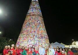 Guía enciende el árbol de Navidad de ganchillo de las vecinas de La Atalaya