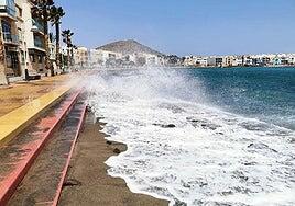 Un hombre evacuado con contusiones tras ser rescatado del agua en Playa de Arinaga