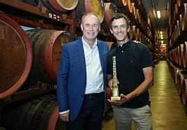 Rogelio Peñate cierra 2025 firmando una barrica en Destilerías Arehucas