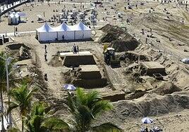 El belén de arena avanza en Las Canteras y ya presenta el 50% de sus esculturas