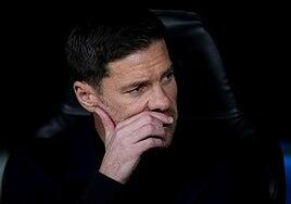 La plantilla cierra filas con Xabi Alonso