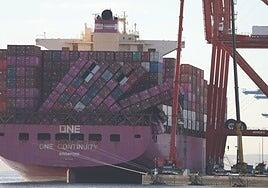 Complejo rescate en el Puerto de Las Palmas para trincar los contenedores del megabuque rodados por el oleaje