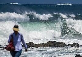 La Aemet eleva a Canarias a aviso naranja: olas de hasta siete metros disparan el riesgo