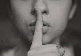 ¿A quién no deberías contar nunca un secreto?