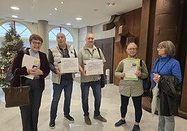 Entregan 13.000 firmas al Parlamento canario para pedir plazas sociosanitarias para personas hospitalizadas con alta