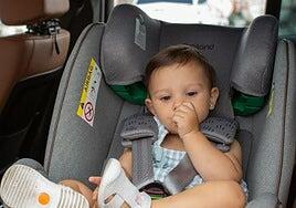 Abrigos gruesos y sillitas infantiles en el coche, una combinación fatal