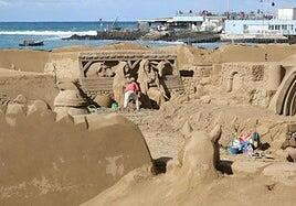 El bélen de arena de Las Canteras sobrevive a la fiereza de la borrasca Emilia y se inaugurará mañana