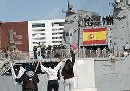 Emotiva bienvenida al Rayo tras tres meses y medio de misión en el Golfo de Guinea