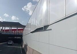 Reabierto el carril de la Avenida Marítima a la altura de Santa Catalina que se había cerrado por unos paneles sueltos