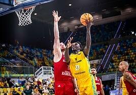 El Gran Canaria supera el trámite... y el sopor ante el Benfica (87-63)