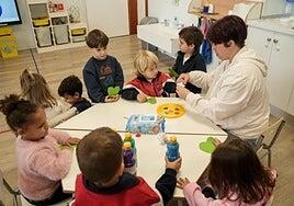 El bono infantil que fomenta la escolarización de 0 a 3 años llega a 1.960 familias canarias este curso