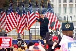 Trump demanda a la BBC y le pide 8.500 millones de euros por «difamación»