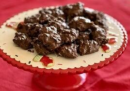 3 ingredientes para el postre que brillará esta Navidad: rocas de chocolate, avellanas y turrón