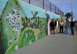 El cultivo de la cochinilla revive en el arte urbano del norte de Fuerteventura