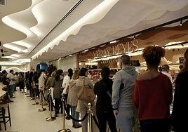 Éxito rotundo en la inauguración de la nueva pastelería de Yeray Reyes frente al Mercado Central