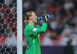 El portero del PSG paró dos penaltis seguidos en la Intercontinental con una mano rota