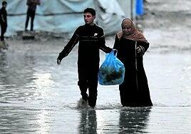 La lluvia y el frío rematan a Gaza