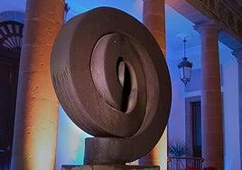 El Parlamento de Canarias felicita la Navidad rindiendo homenaje al escultor canario Martín Chirino