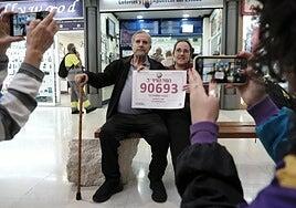 90693, tercer premio | Yaira reparte 250.000 euros de la Lotería de Navidad en el Centro Comercial La Ballena