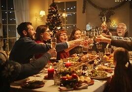 El cuñado, la suegra, los cuchillos... Este es el protocolo que debes seguir en Navidad para tener una mesa bonita y la fiesta en paz