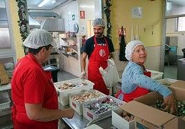 Los comedores sociales no se olvidan de la Navidad: «La recompensa de todo el año de trabajo es ver sus caras de felicidad»