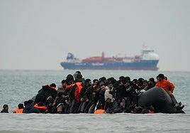 El Reino Unido acelera el plan para alojar a los migrantes en barracones militares