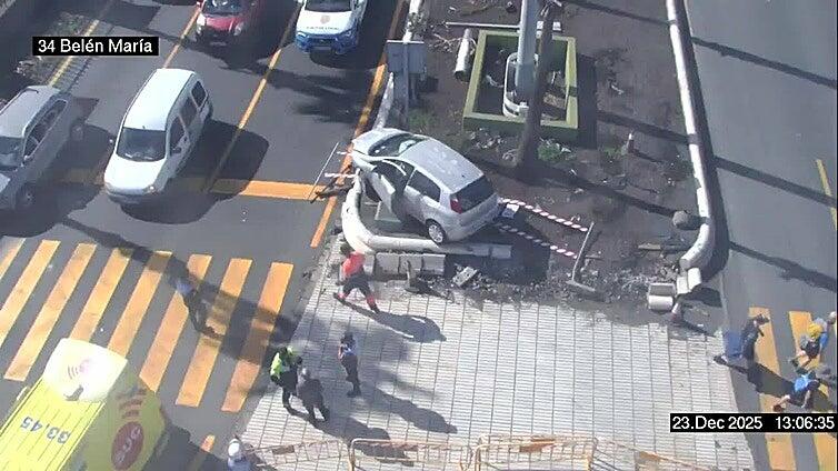 Acaba bloqueado en la mediana de Belén María tras sufrir un accidente de tráfico