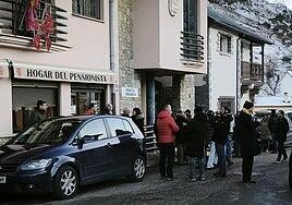 Los miembros de la comisión de Villamanín entregan sus décimos y cubren la falta de dos millones «si nadie nos denuncia»