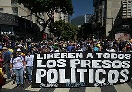 Venezuela excarcela a 99 detenidos durante las protestas por la reelección de Maduro