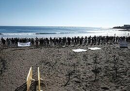 Una cadena humana en Salinetas en señal de protesta contra las jaulas marinas