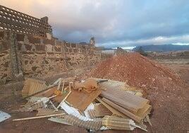 Denuncian el vertido de amianto en Costa Botija