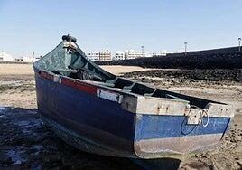 Una neumática con 4 hombres llega por sus propios medios al muelle de Arrecife